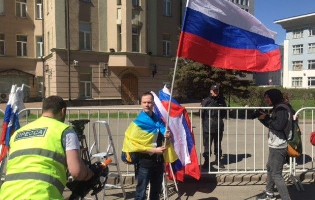 В Москві на мітинг проти Путіна вийшов Ільдар Дадін із прапором України