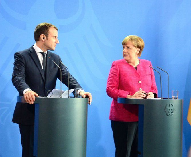 Макрон і Меркель обговорили єдність Європи і проблему біженців