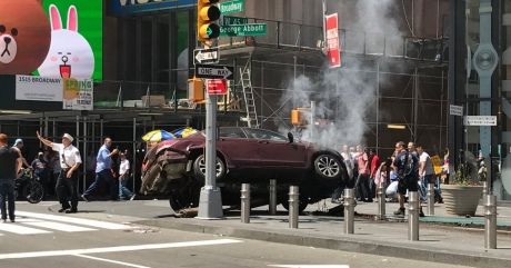 У Нью-Йорку авто вилетіло на тротуар: одна людина загинула та більше 10 поранених