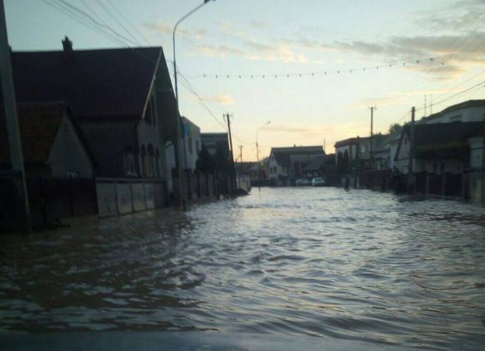 На Закарпатті після зливи затопило вулиці (фото)