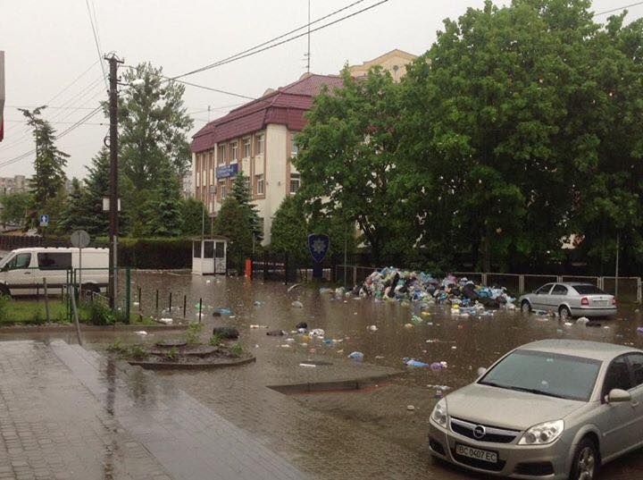 Вулиці Львова перетворилися на сміттєві ріки (фото, відео)