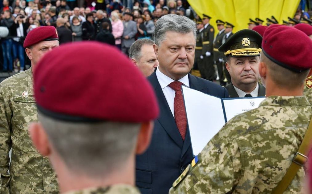 Порошенко нагородив 129 українських військових