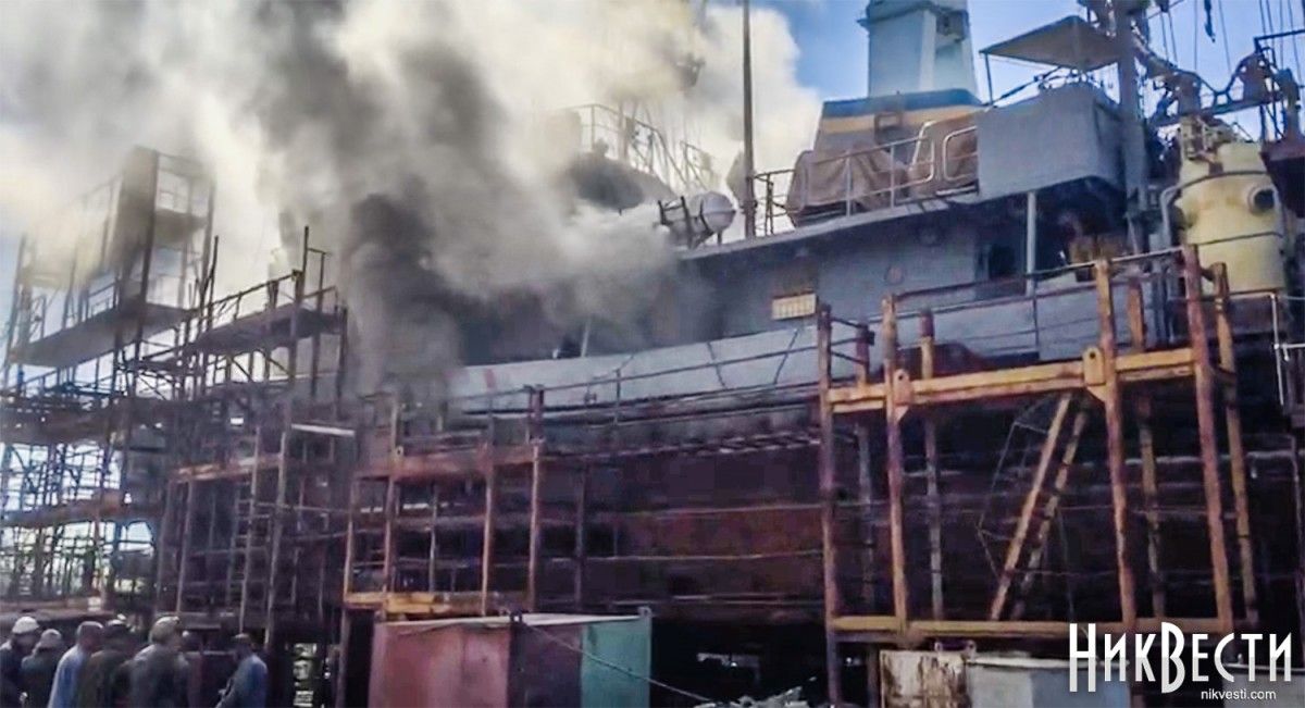 У Миколаєві військовий корабель охопила пожежа (відео)