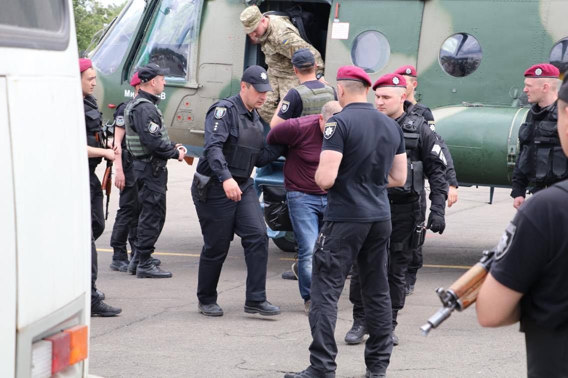 До судів Києва доставляють затриманих податківців з Харкова, Дніпра і Одеси (фото)