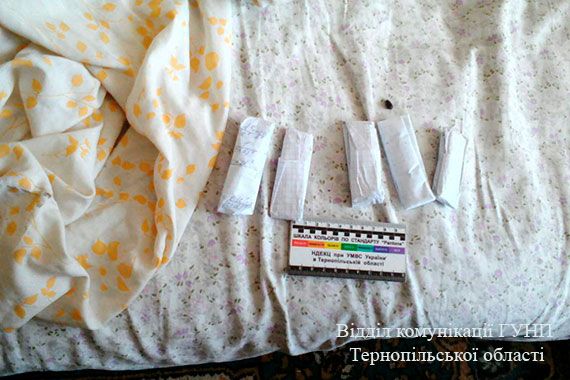 На Тернопільщині вчителька продавала наркотики в аркушах зошитів