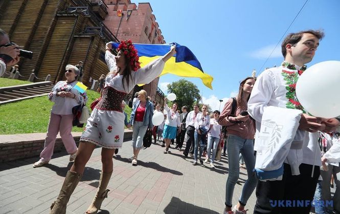 У Києві пройшов Мегамарш у вишиванках (відео)