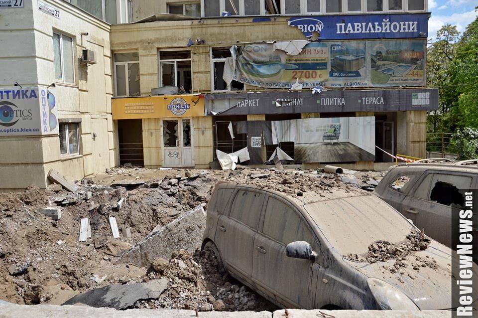 У Києві прорвало трубу: стовп води сягав 7-го поверху будинків (відео)