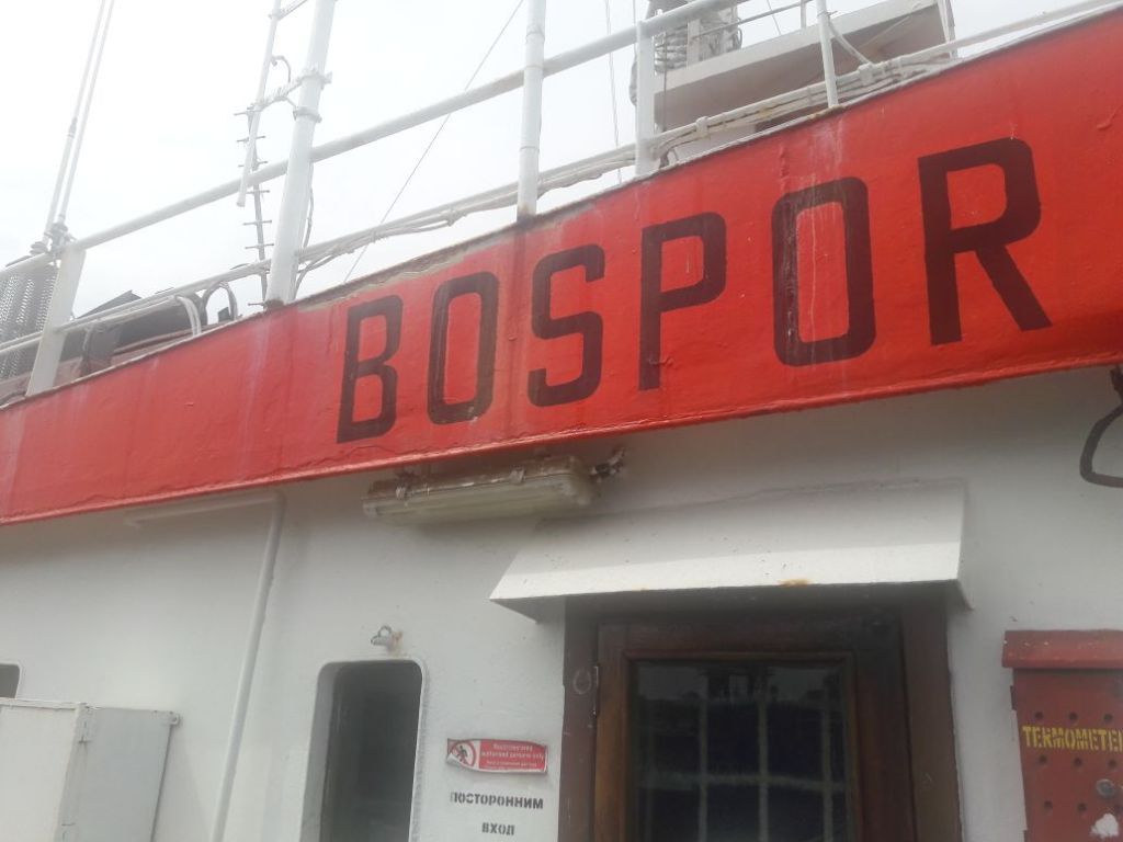 На Одещині затримали корабель, що нелегально перевозив українців у Крим (відео)