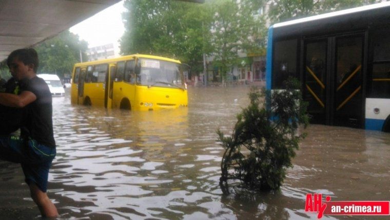 В Сімферополі злива затопила дороги (фото, відео)