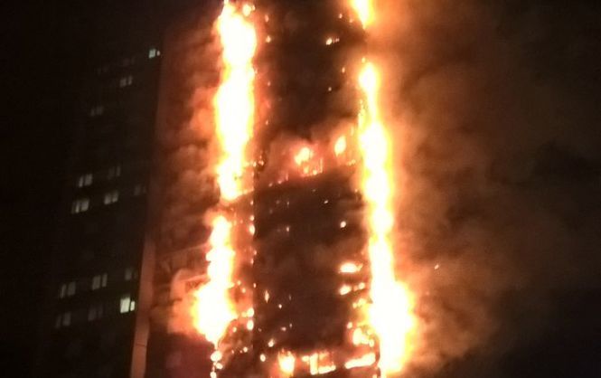 У Лондоні загорівся 27-поверховий будинок (відео)
