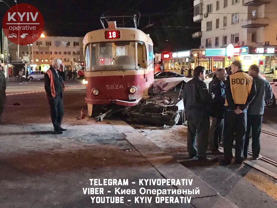 Депутат Олег Барна на авто протаранив трамвай та зсунув його з рейок (фото)