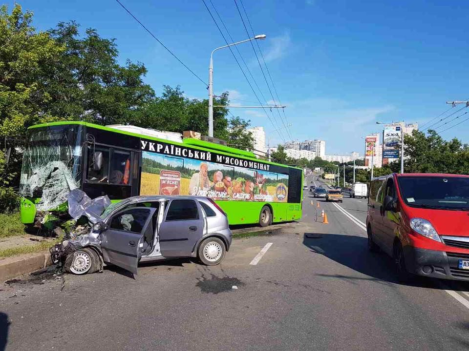 У Харкові легковик протаранив тролейбус: водій загинув