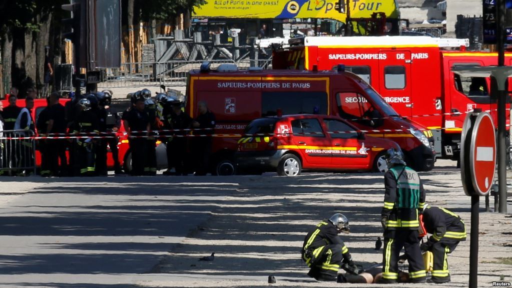 У Парижі озброєний нападник протаранив авто поліції та загинув від вибуху