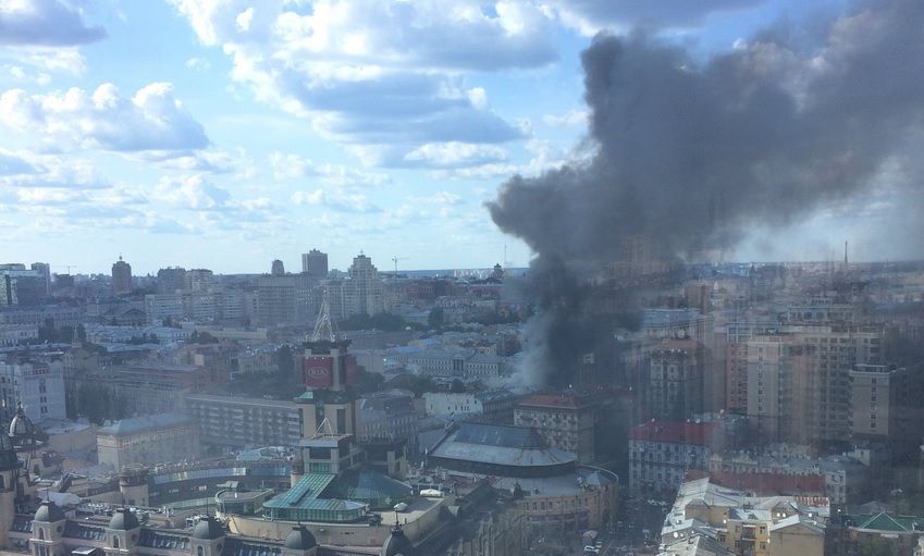 У Києві загорілася будівля колишнього центрального гастронома (фото)