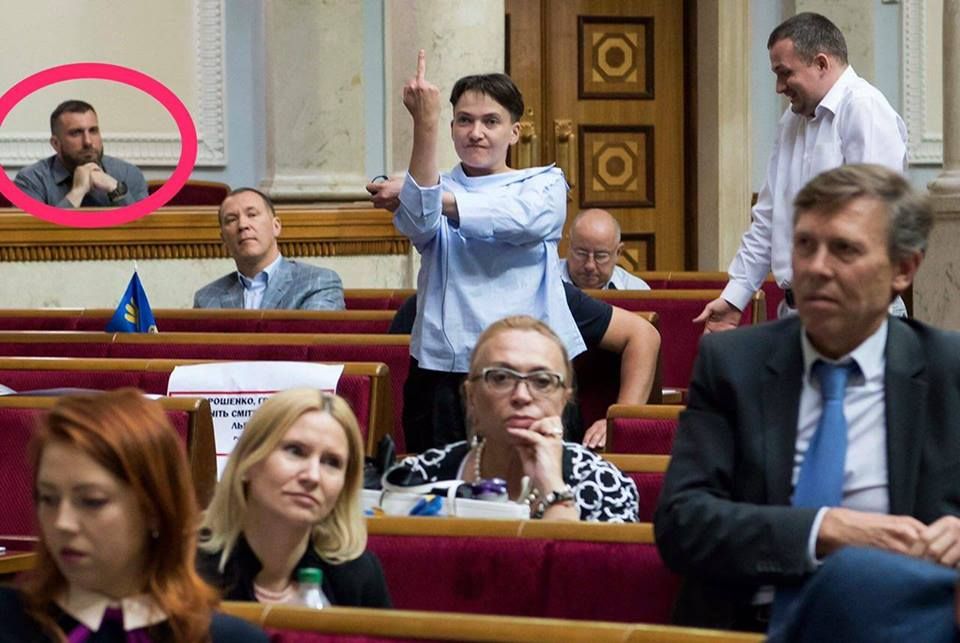 Надія Савченко показала середній палець у Раді