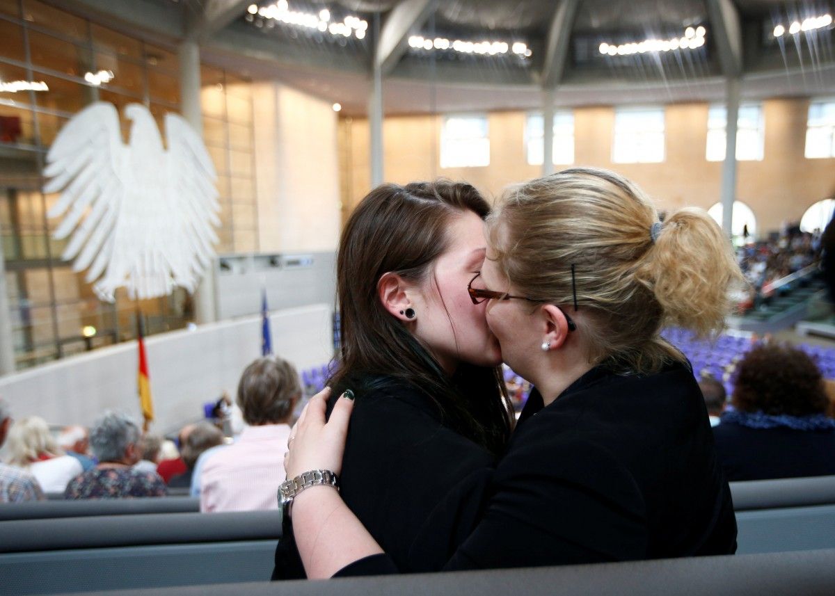 У Німеччині дозволили одружуватися та всиновлювати дітей одностатевим парам
