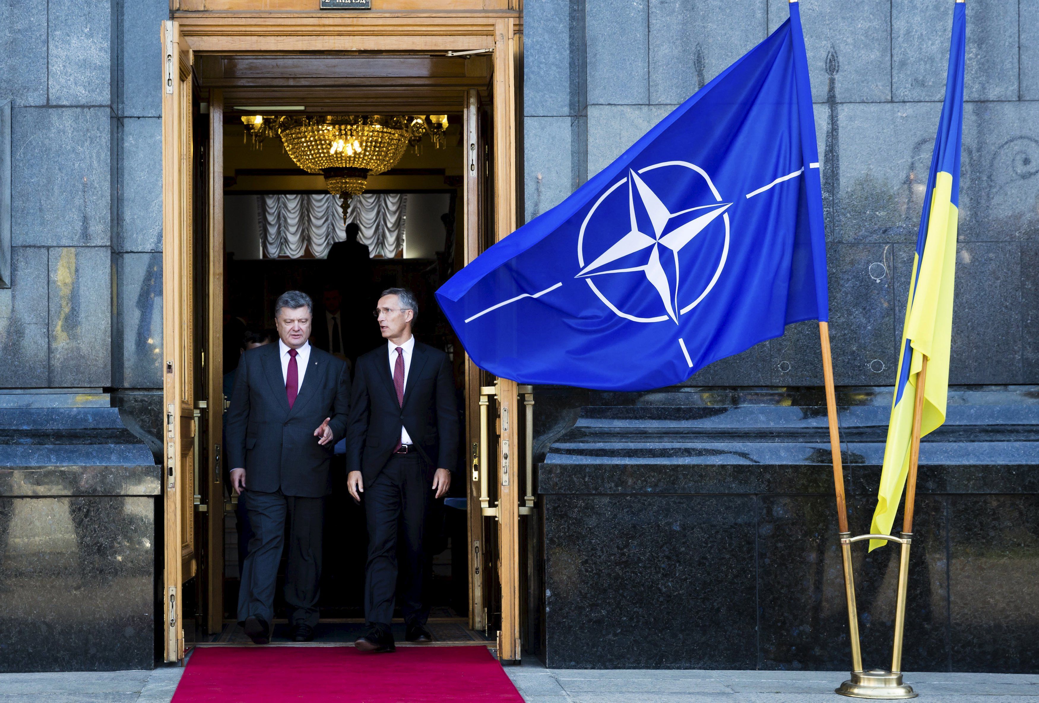 Порошенко узаконив пріоритетність членства України в НАТО