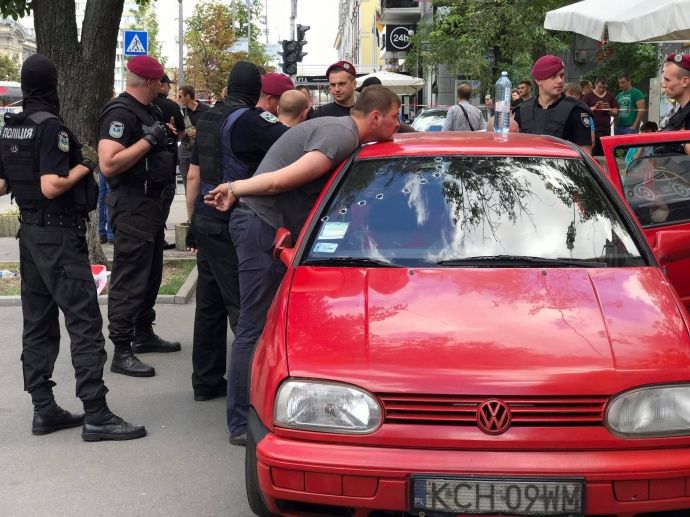 У Києві спіймали 29 молодиків, що хотіли вчинити провокації під посольством Польщі (відео)