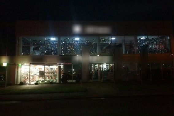 У Мукачеві обстріляли магазин з гранатомета (фото)