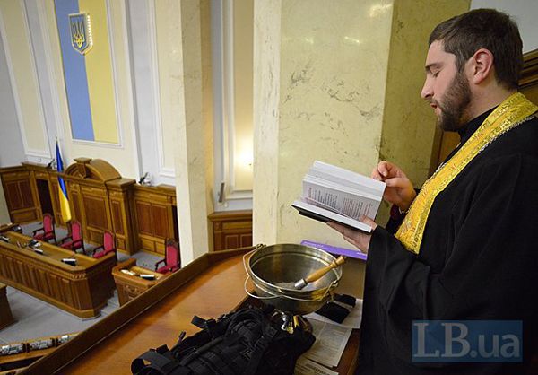 Депутати хочуть узаконити читання «Отче наш» перед засіданням Верховної Ради