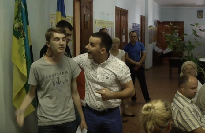 Депутат Києво-Святошинського району тягав за вухо блогера-школяра через пости у Facebook (відео)