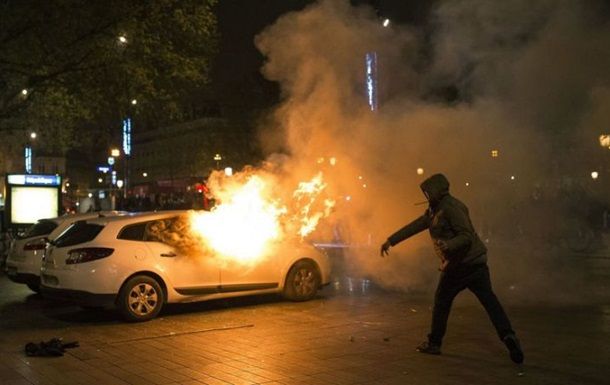 У Франції під час святкування Дня взяття Бастилії спалили майже 900 автівок