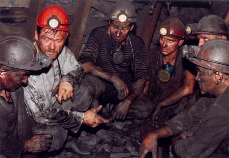 На Луганщині понад 50 шахтарів відмовляються підніматися на поверхню через борги по зарплаті