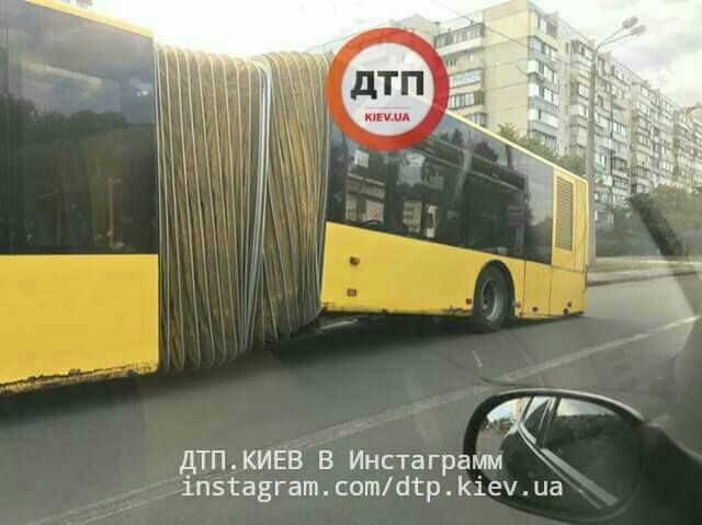 У Києві під час руху розвалився автобус