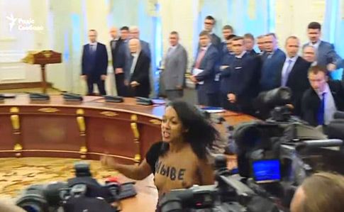 Перед Лукашенком оголили жіночий бюст із вигуком «Живе Білорусь» (фото, відео)