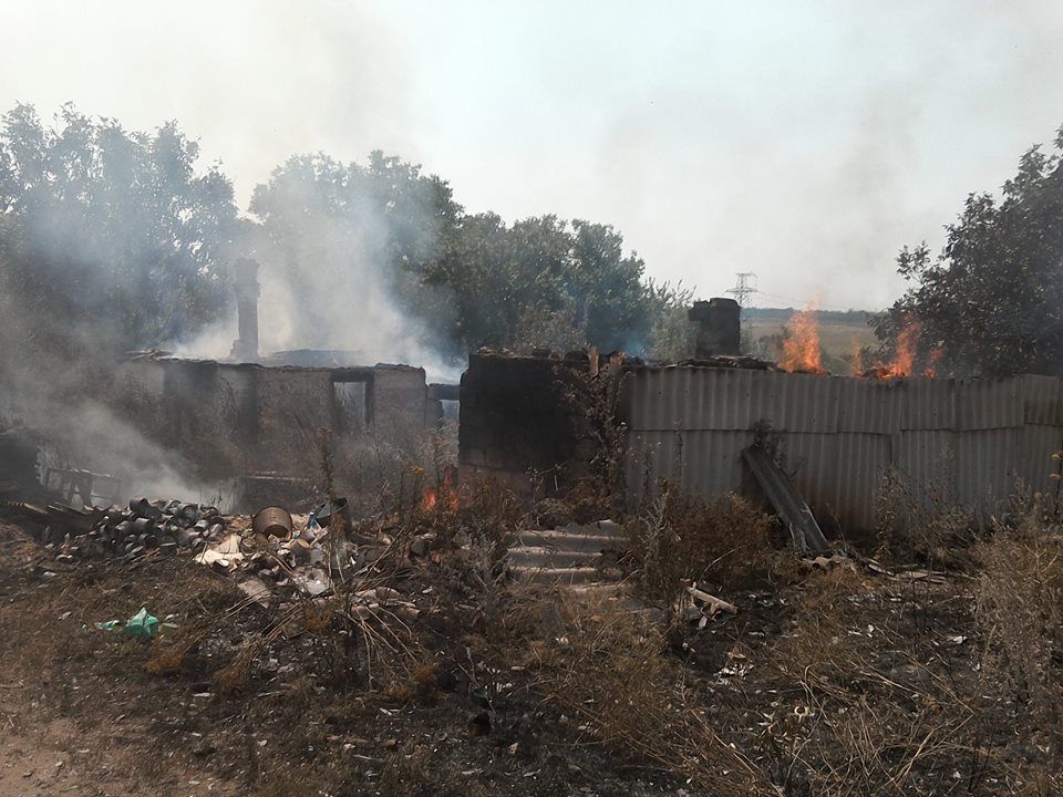 У Зайцево вщент згоріли три будинки після обстрілу терористів