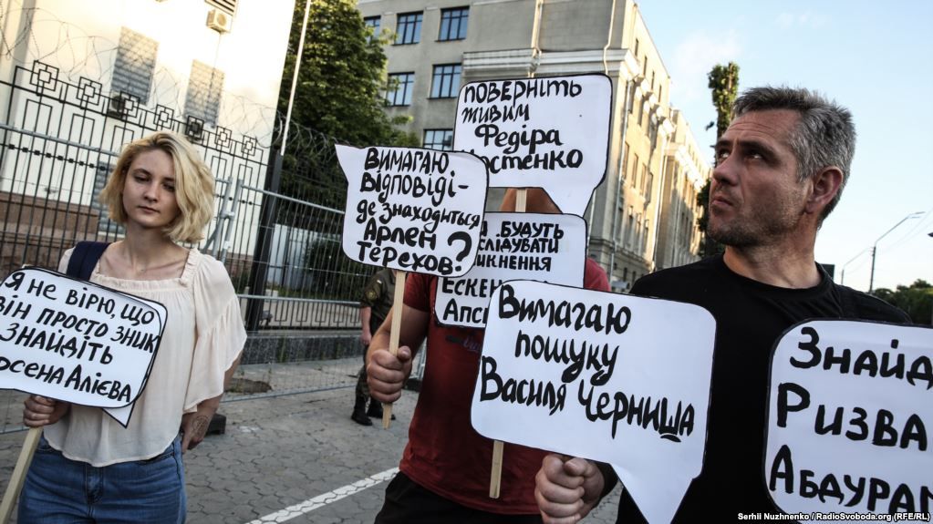 Під посольством Росії в Києві мовчки вимагають знайти зниклих безвісти кримчан