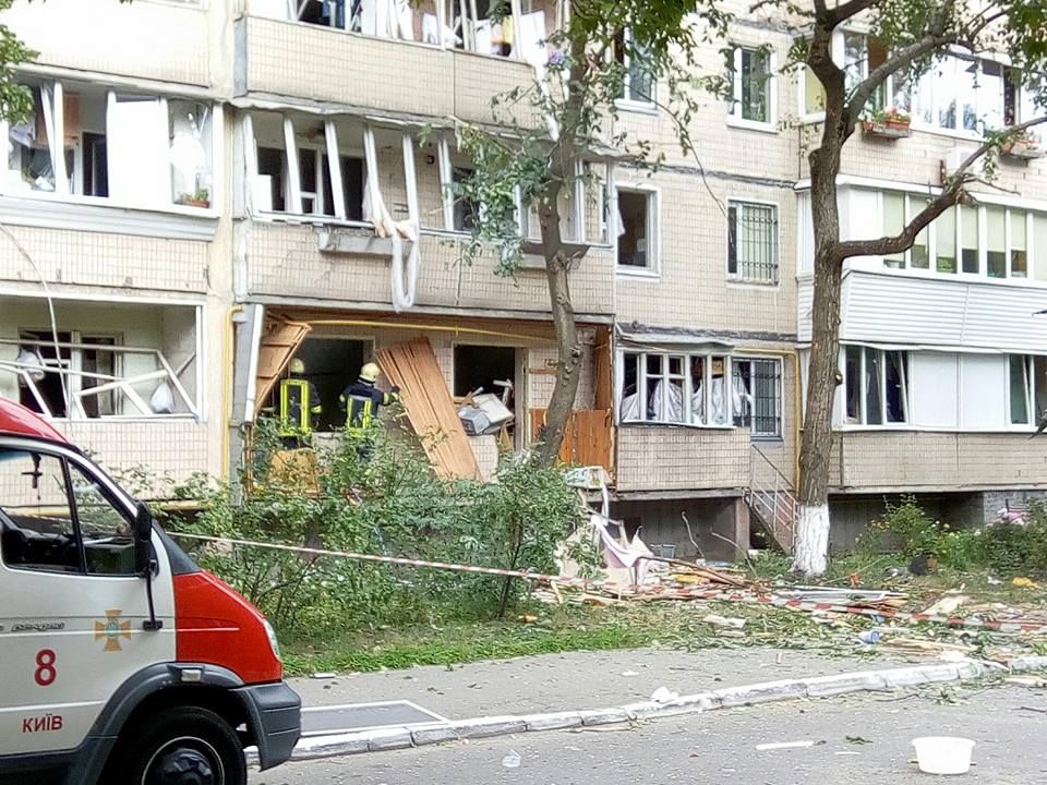 У Києві евакуюють людей після вибуху у дев'ятиповерхівці (фото, відео)