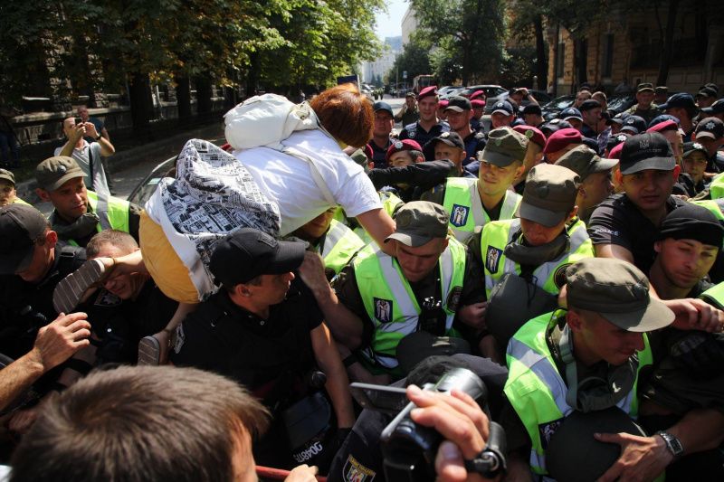 У Києві під АП сталися сутички прихильників Саакашвілі з поліцією (відео)
