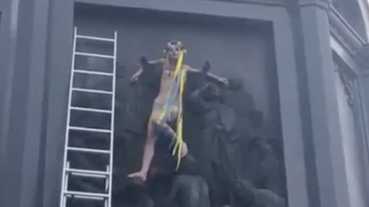 У Києві гола активістка FEMEN залізла на пам'ятник Володимиру (відео)