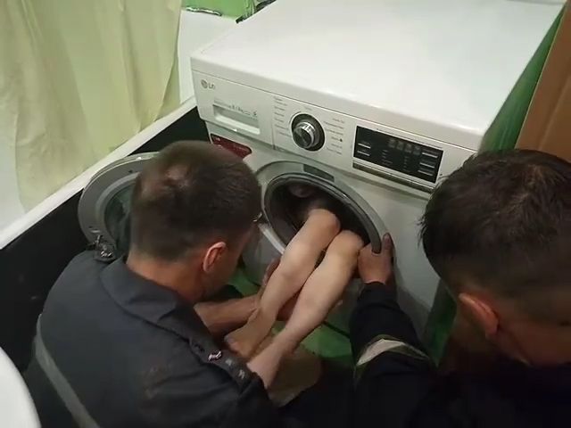У Харкові рятувальники звільнили хлопчика із полону пральної машини (відео)