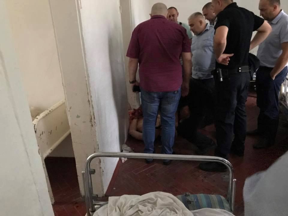 У Львові психічно хворий вбивця захопив 76 заручників (відео)