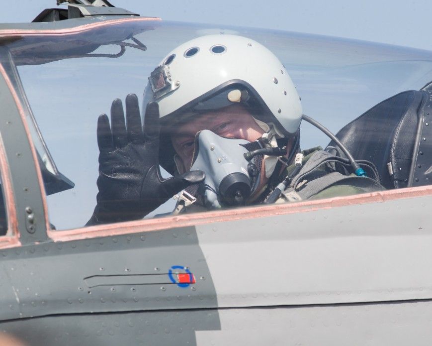 Порошенко полетів вітати військових льотчиків зі святом на винищувачі МіГ-29 (відео)