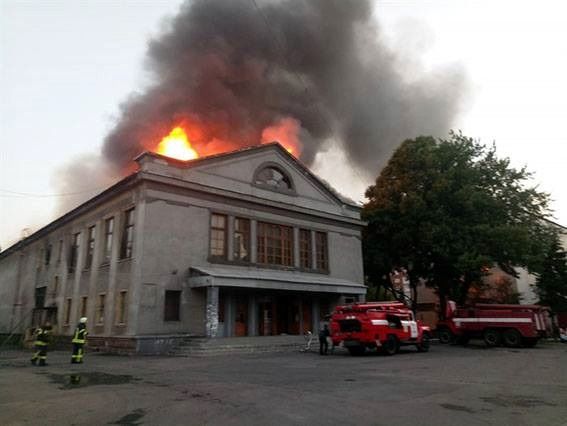 У Покровську на Донеччині згорів двоповерховий кінотеатр (фото)