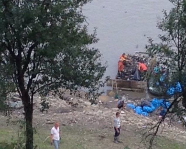 Із водосховища на Закарпатті виловили півтори тисячі мішків сміття (фото)