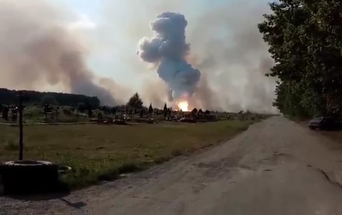 У Донецьку сталася масштабна пожежа в районі хімзаводу (відео)