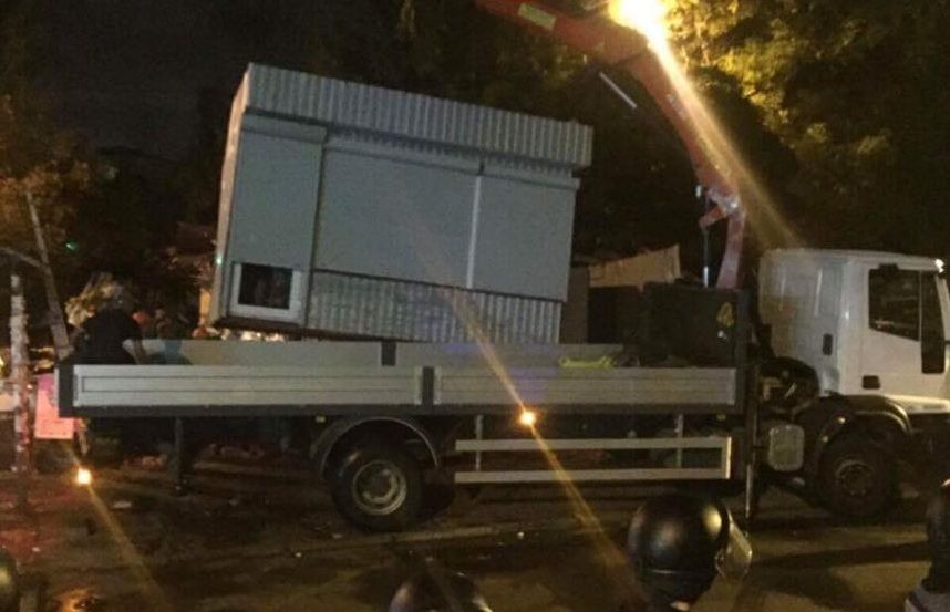 У Києві вночі знесли кіоски біля метро «Політехнічний інститут»