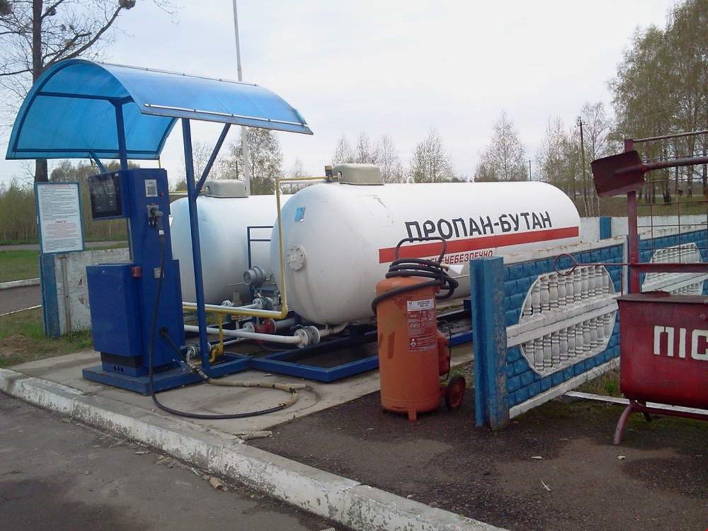 Українці обурюються підвищенням на половину цін на газових заправках