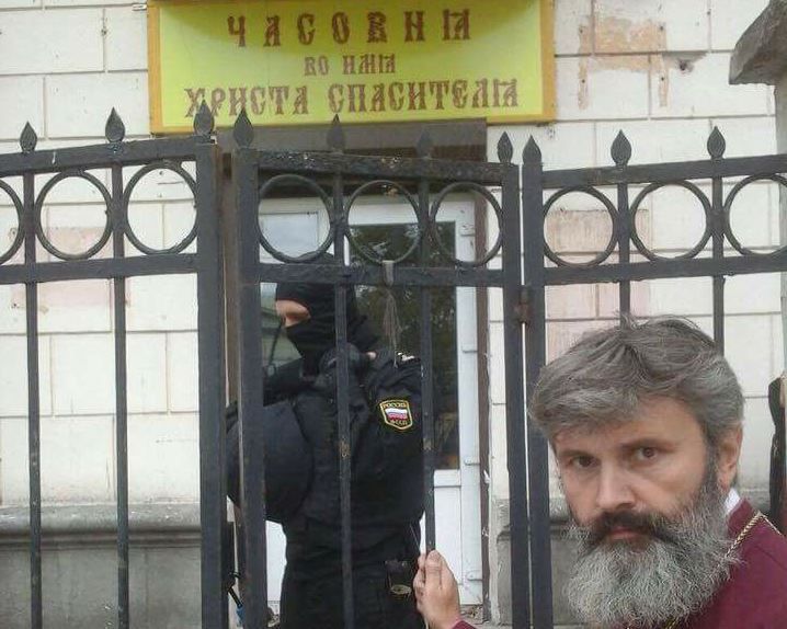 У Сімферополі російські окупанти пошкодили руку настоятелю храму Київського патріархату