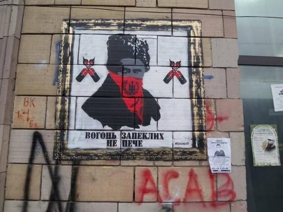 На Грушевського змили революційні графіті часів Майдану
