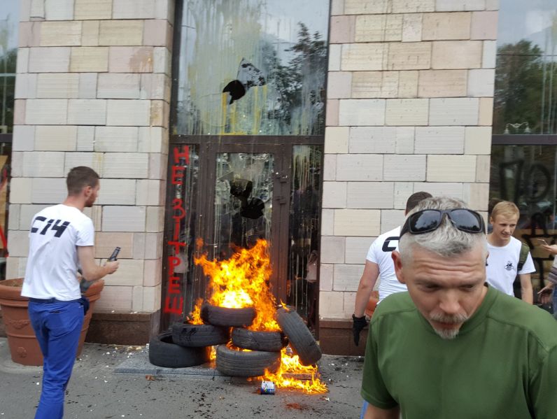 На Грушевського розбили вікна у магазині, де змили графіті часів Майдану