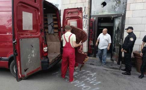 На Грушевського виселять магазин після знищення графіті Революції Гідності