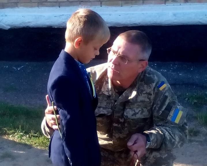 На Київщині сина-першокласника загиблого героя Дениса Поповича привітали за рогом школи