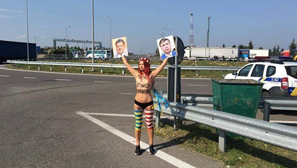 На «Краковцi» затимали оголену активісту Femen