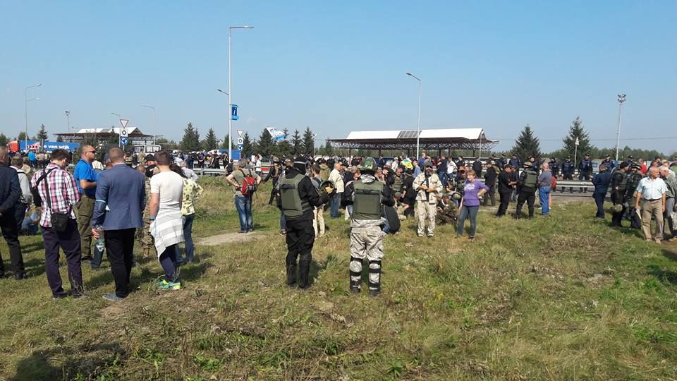 На "Краковці" поліція затримала більше 100 тітушок у камуфляжі