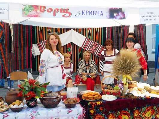 Унікальні вишиванки і півсотні видів борщу: як на Тернопільщині відгуляли свято «два в одному»